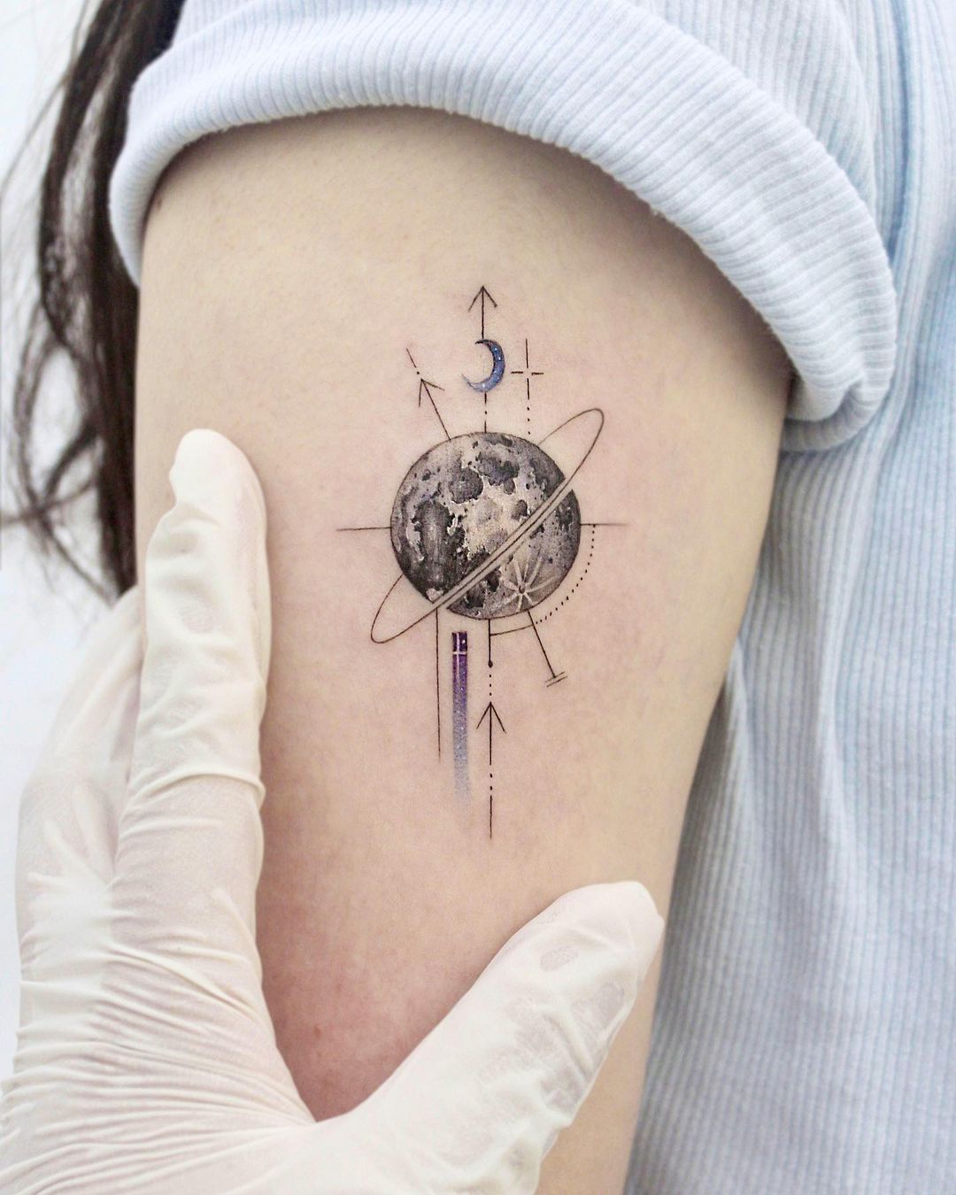 Geometric full moon tattoo. (Source: @tattooist_giho_)