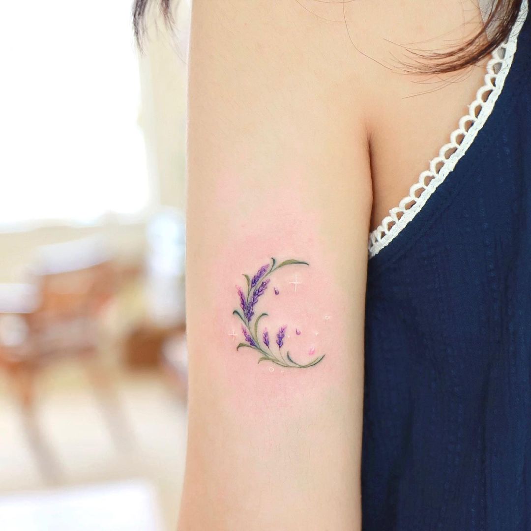 Lavender crescent moon tattoo. (Source: @xiso_ink)