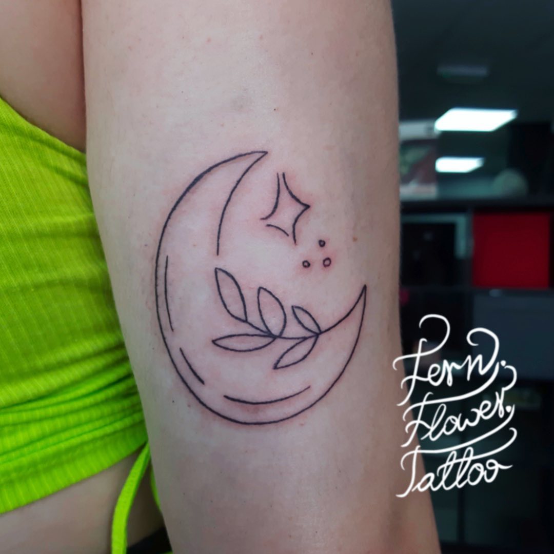 Minimal moon and stars tattoo. (Source: @fern.flower.tattoo)