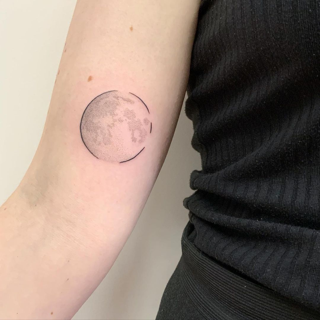 Minimal light full moon tattoo on arm. (Source: @wimswim)