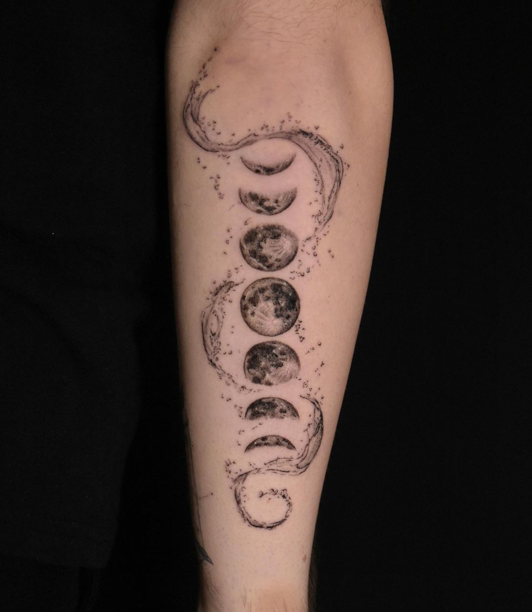 Moon phases with water tattoo. (Source: @squidzink_)