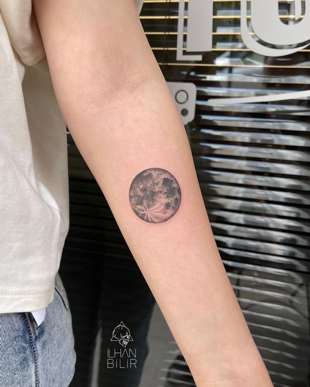 Realistic full moon tattoo on arm. (Source: @ilhan_bilir)