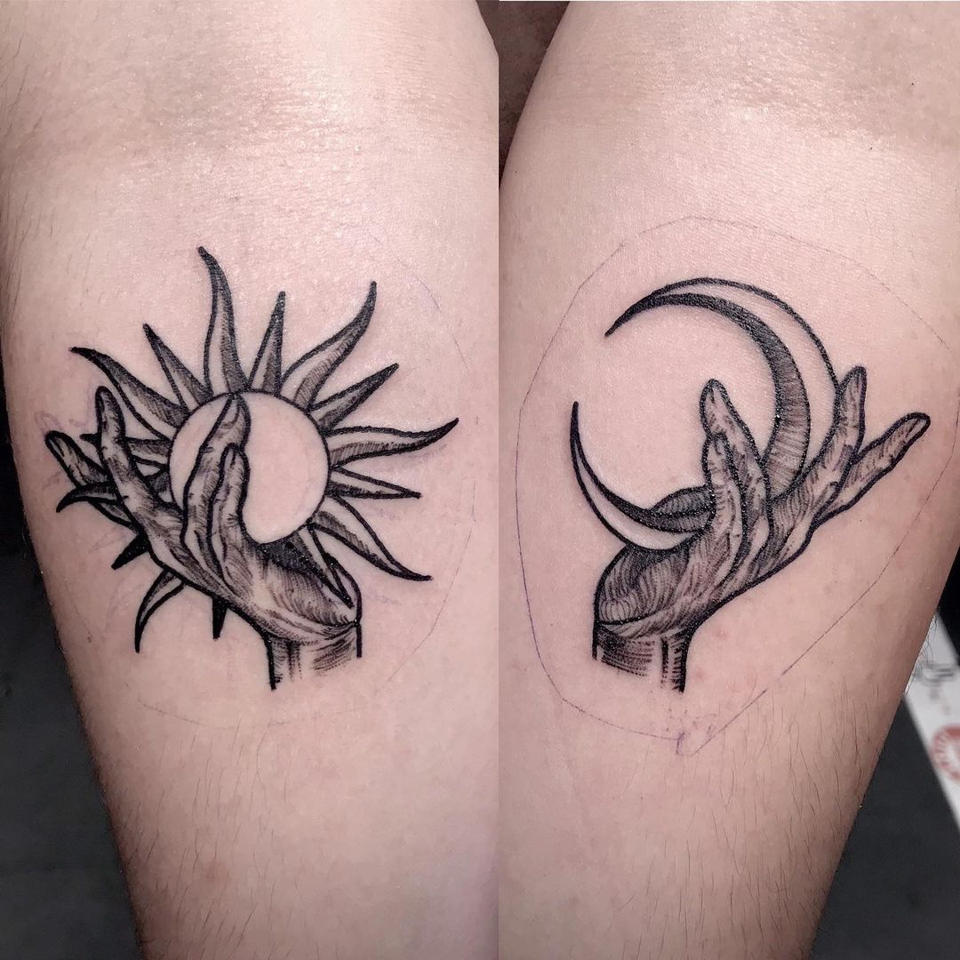 Thick lined sun and moon tattoo. (Source: @druwide)