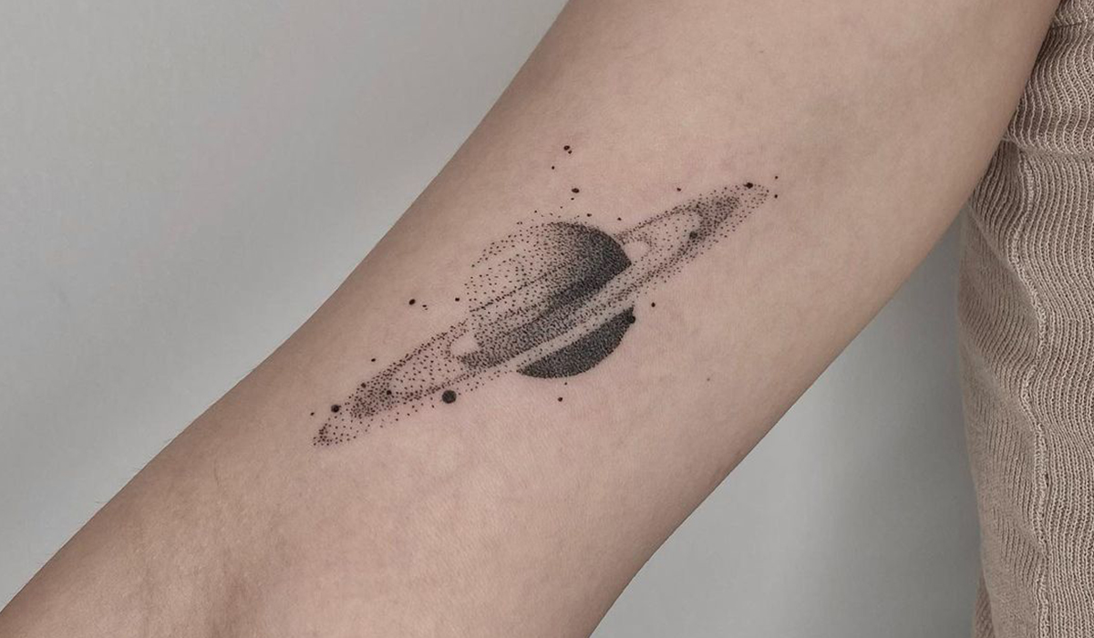 Dotwork Saturn tattoo. (Source: @37.co.kr)