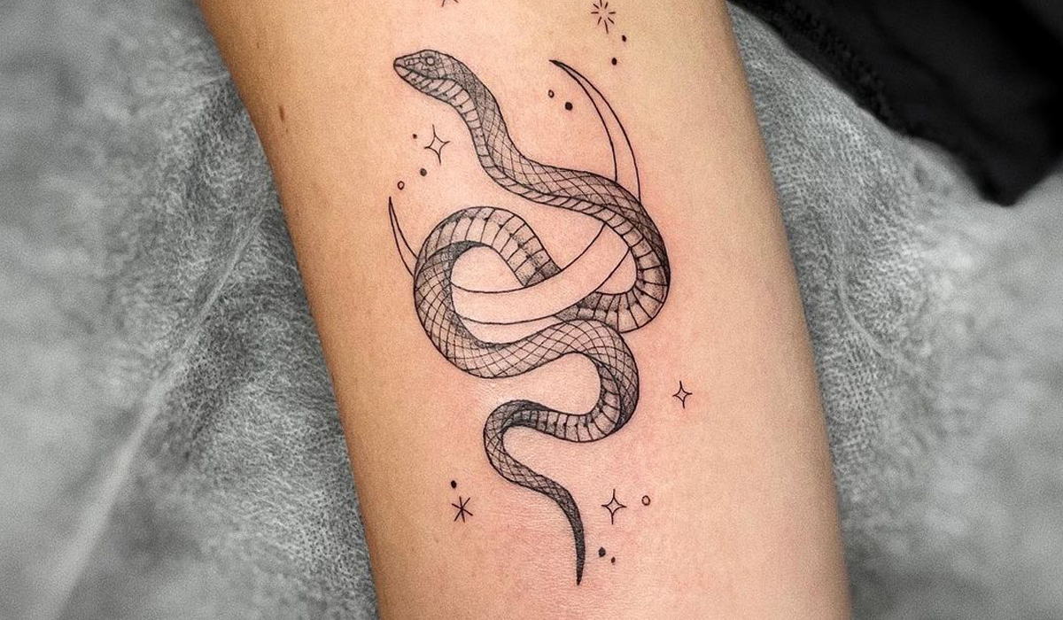 Moon and snake tattoo. (Source: @yulright_tattoo)